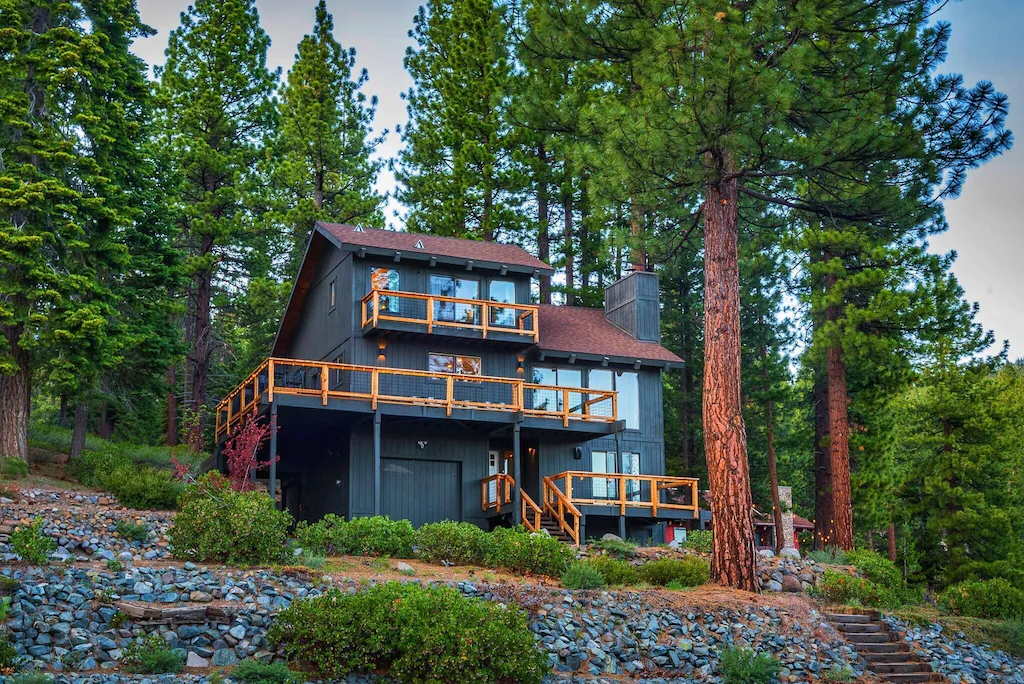 Lake View Romantic Cabin