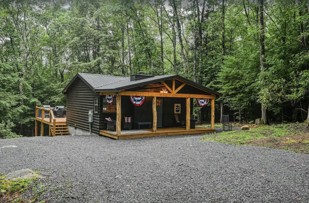 Private Cabin with Hot Tub 