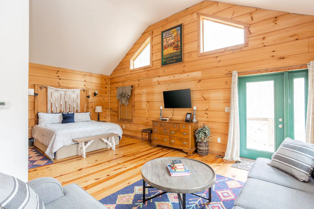 Rustic Retreat Treehouse Cabin Suite
